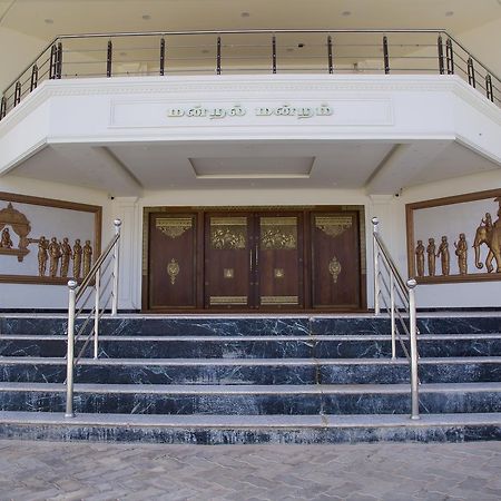 The Grand White Palace Hotel Majiladuthuráj Kültér fotó